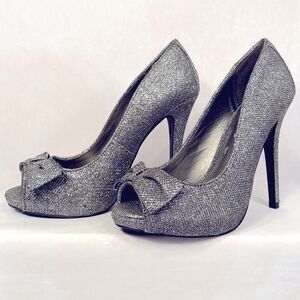SILVER OPEN TOE SHOES WITH BOW AND 5” HEELS NEVER WORN SIZE 8